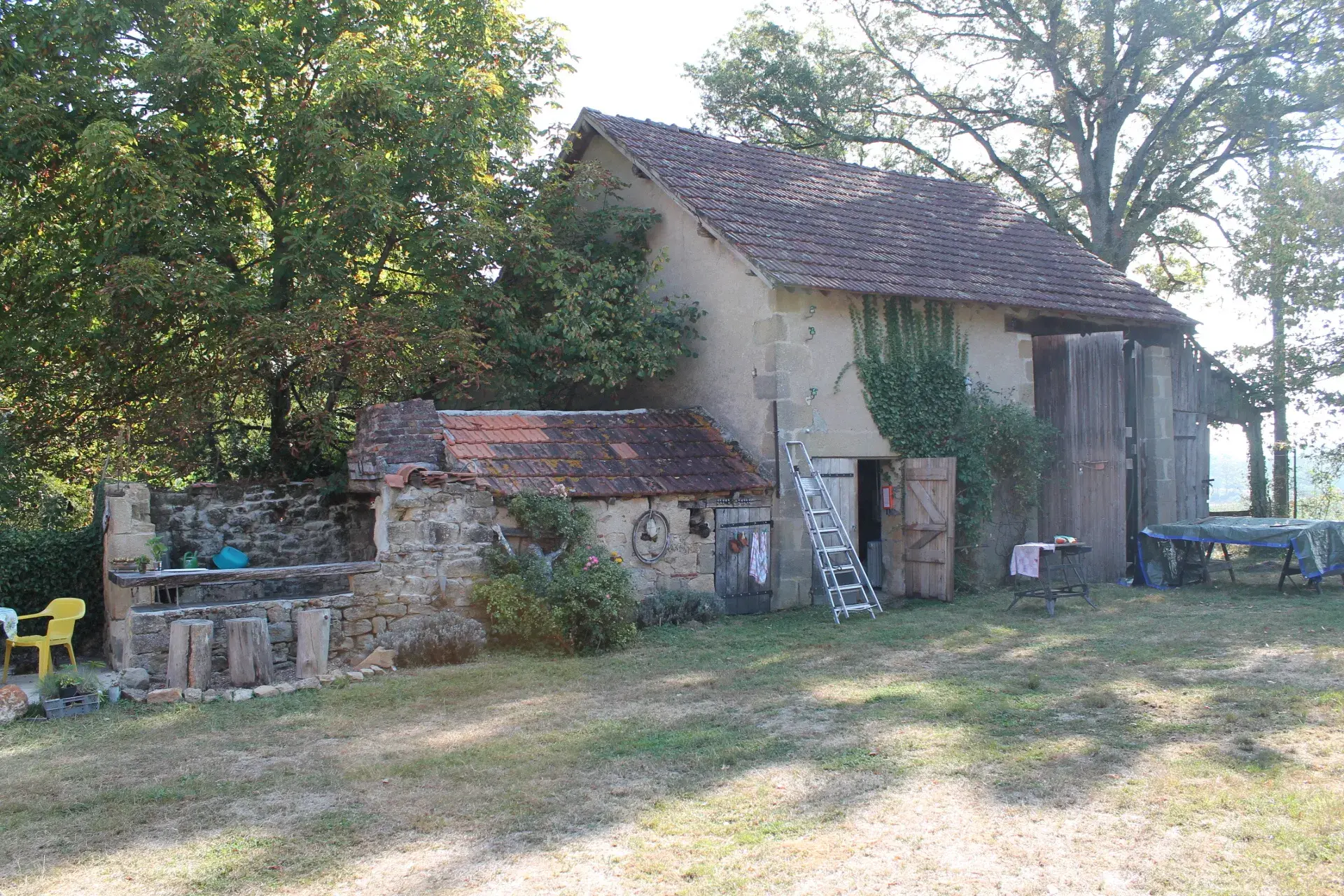 Fermette à Louroux Bourbonnais sur 2.2 hectares avec grange 