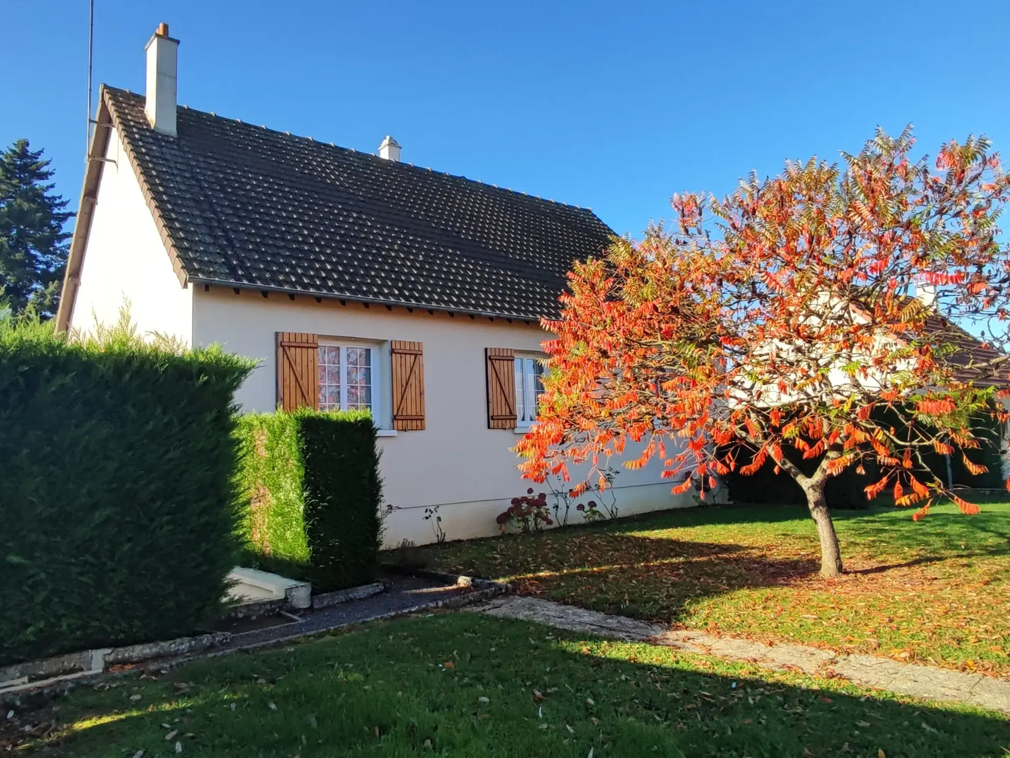 Maison avec sous-sol total et grand terrain à Sainville 