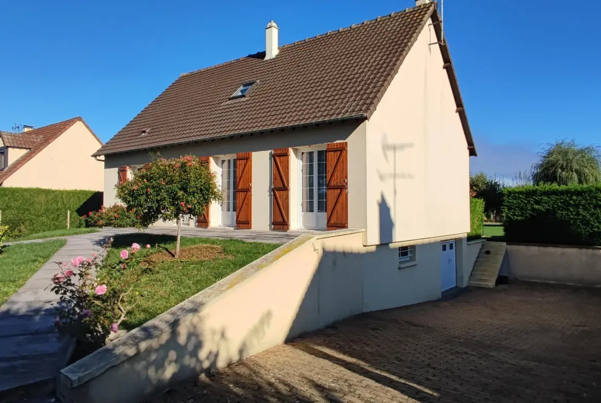 Maison avec sous-sol total et grand terrain à Sainville 