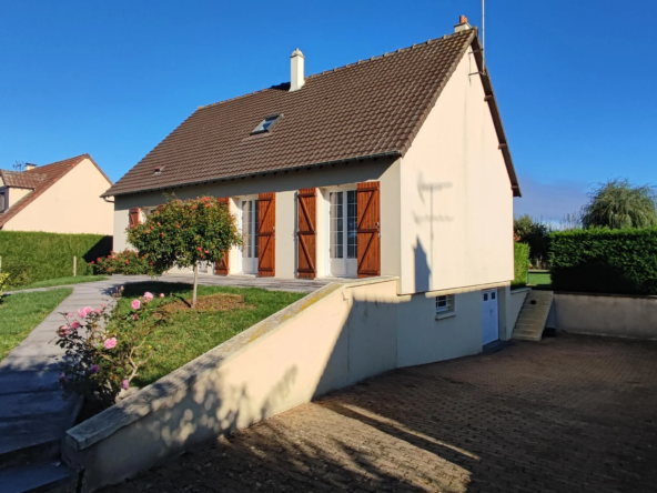 Maison avec sous-sol total et grand terrain à Sainville