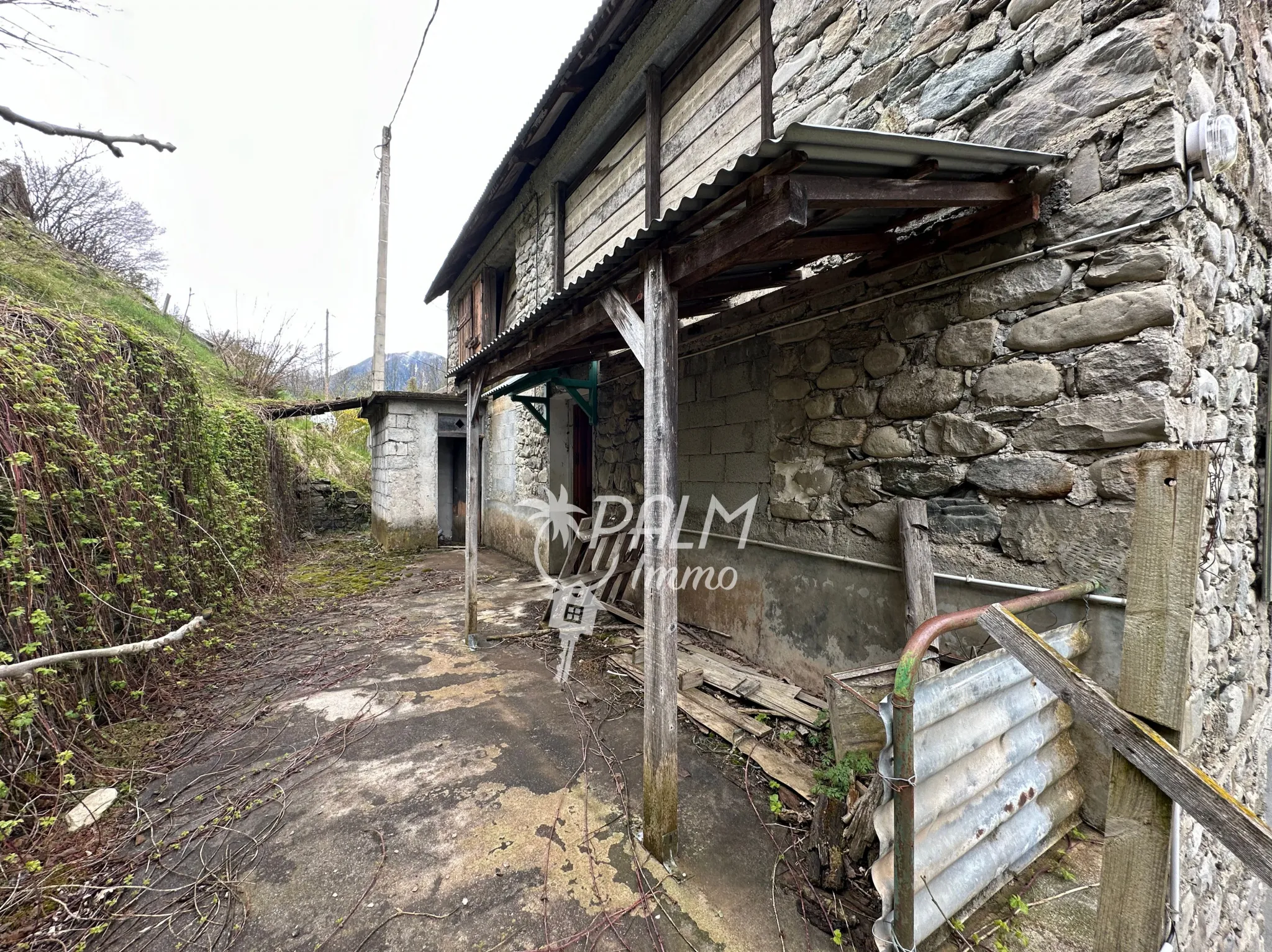 Bâtisse en pierre à rénover près de Saint-Etienne-de-Tinée 