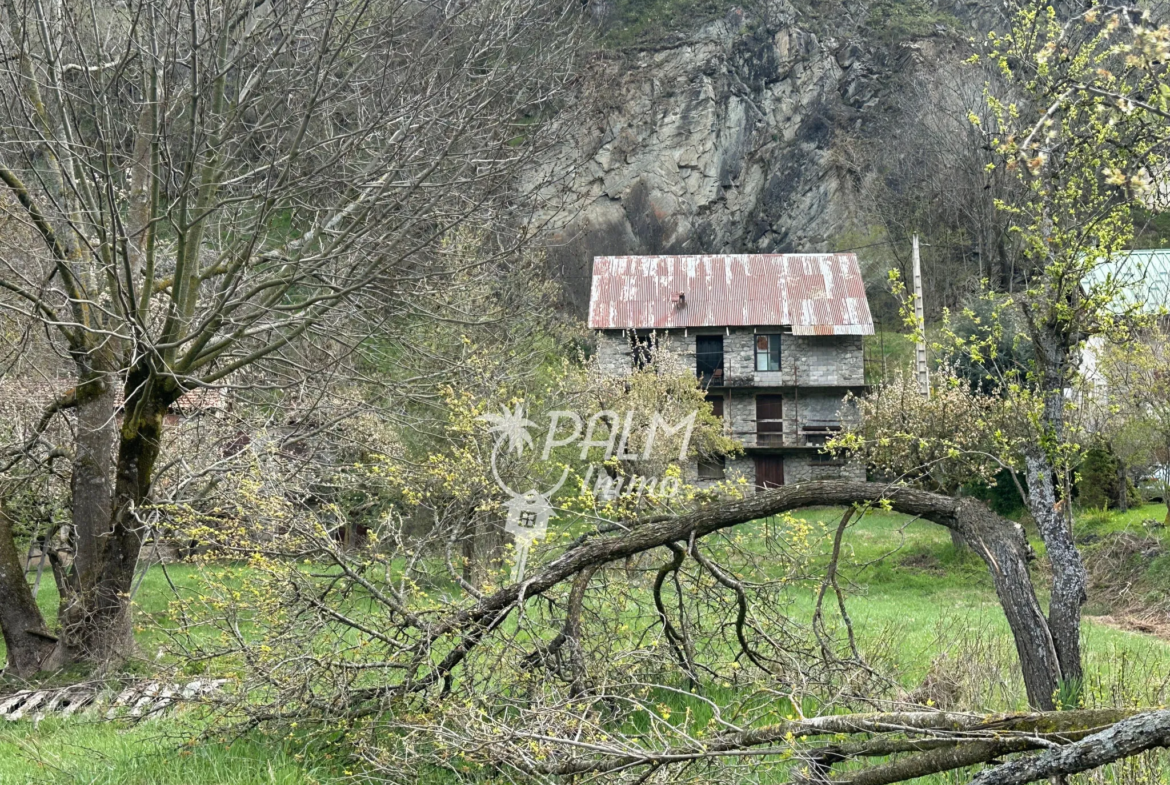 Bâtisse en pierre à rénover près de Saint-Etienne-de-Tinée 