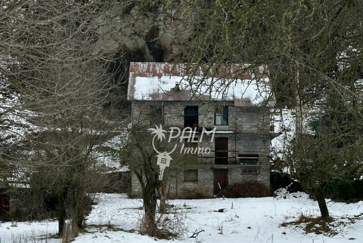 Bâtisse en pierre à rénover près de Saint-Etienne-de-Tinée 