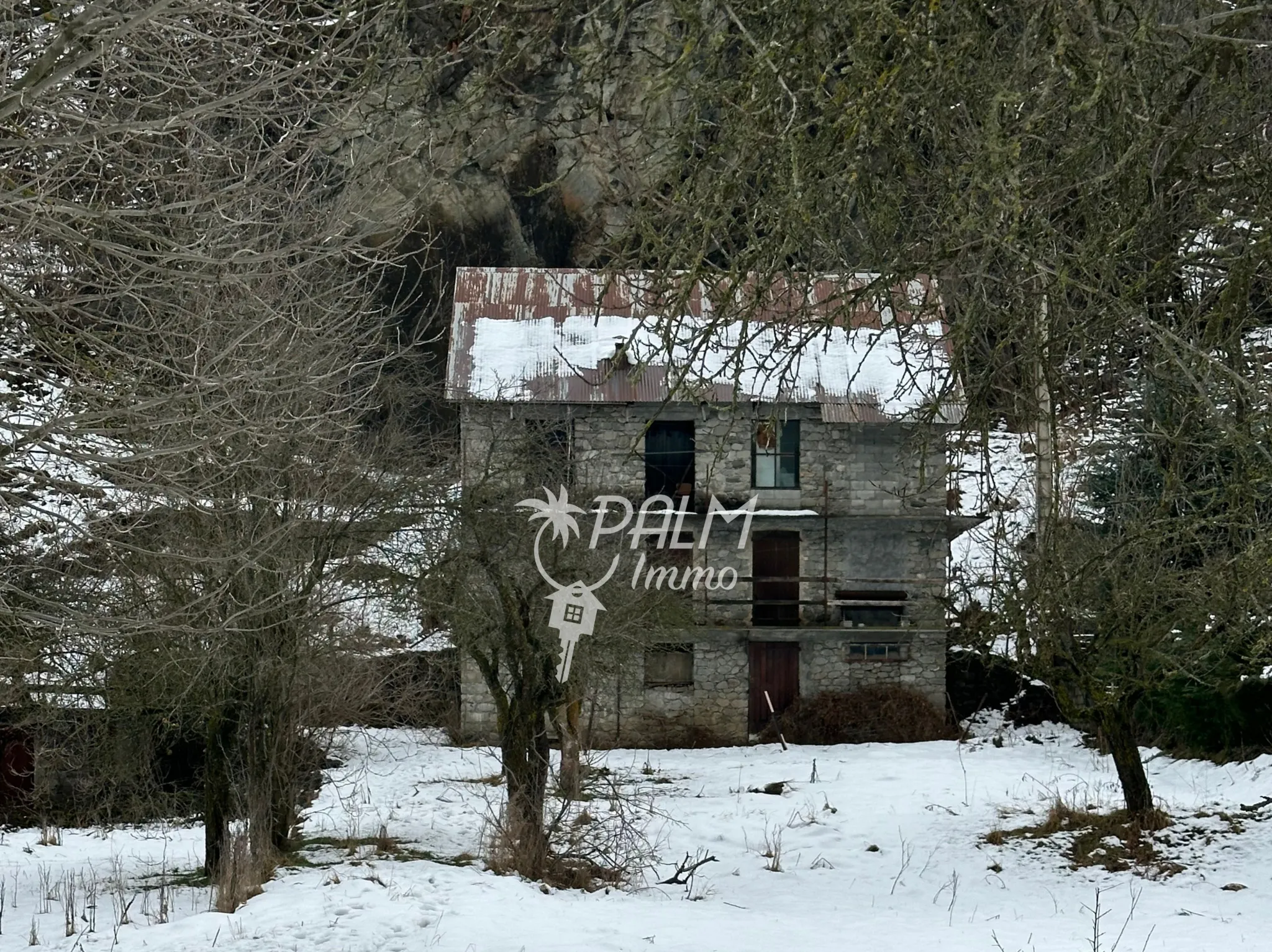 Bâtisse en pierre à rénover près de Saint-Etienne-de-Tinée 