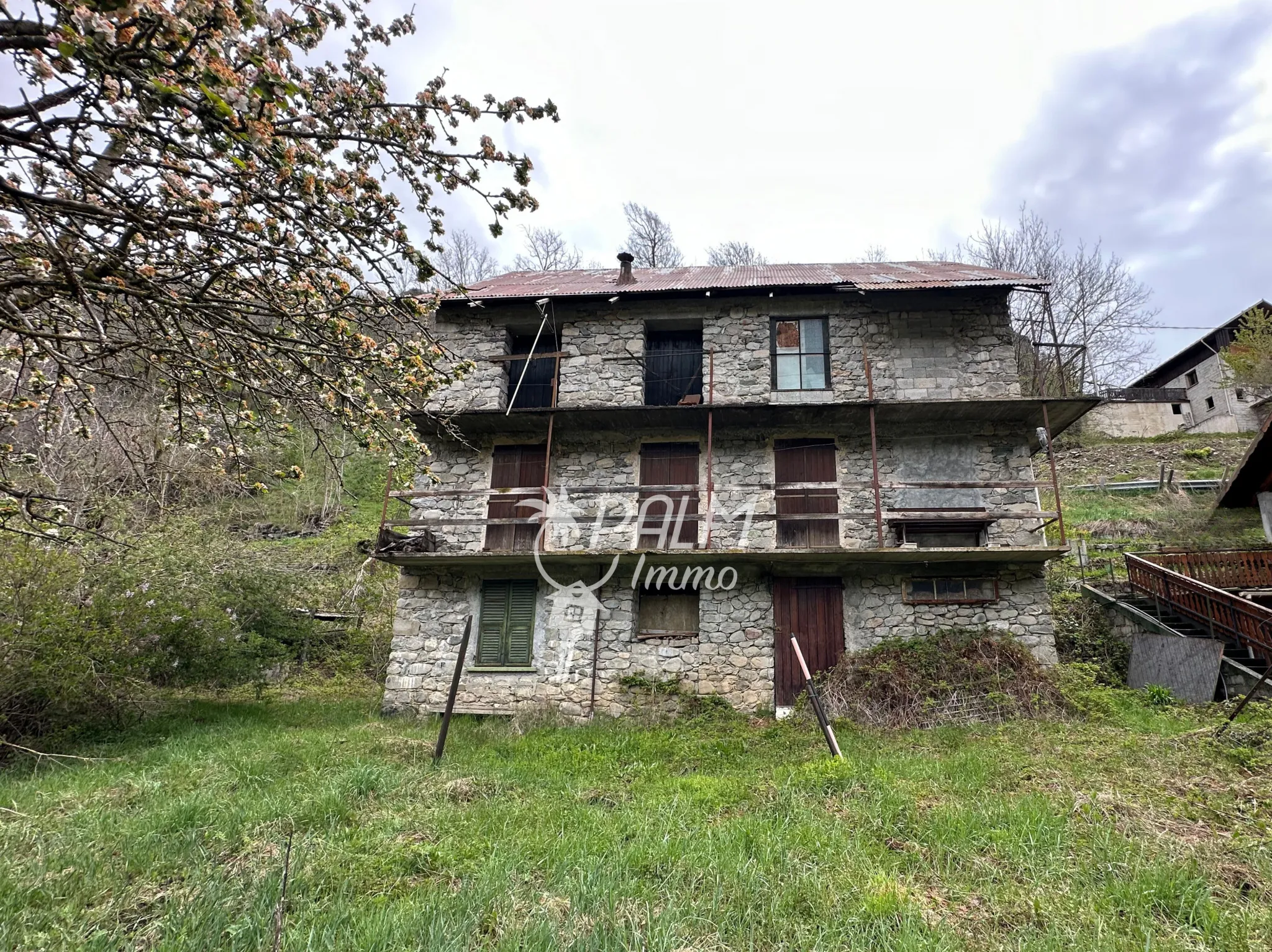 Bâtisse en pierre à rénover près de Saint-Etienne-de-Tinée 