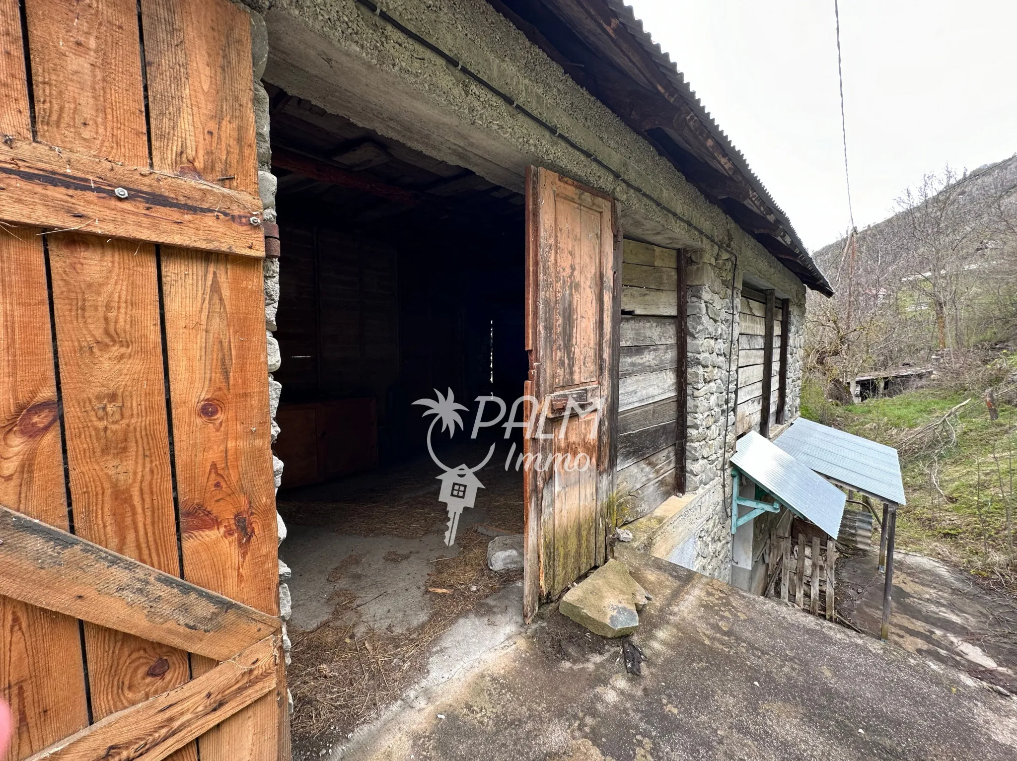 Bâtisse en pierre à rénover près de Saint-Etienne-de-Tinée 