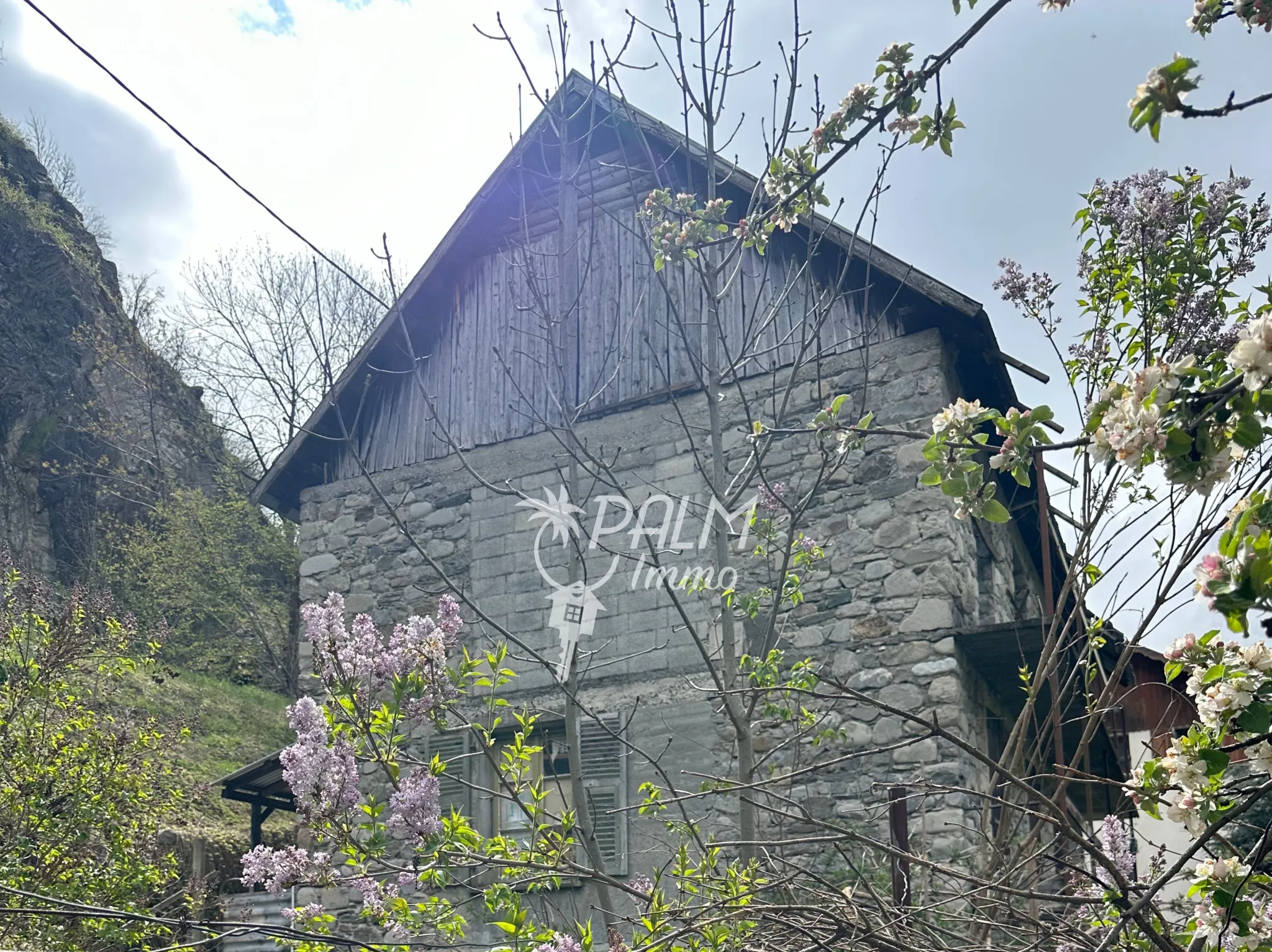 Bâtisse en pierre à rénover près de Saint-Etienne-de-Tinée 