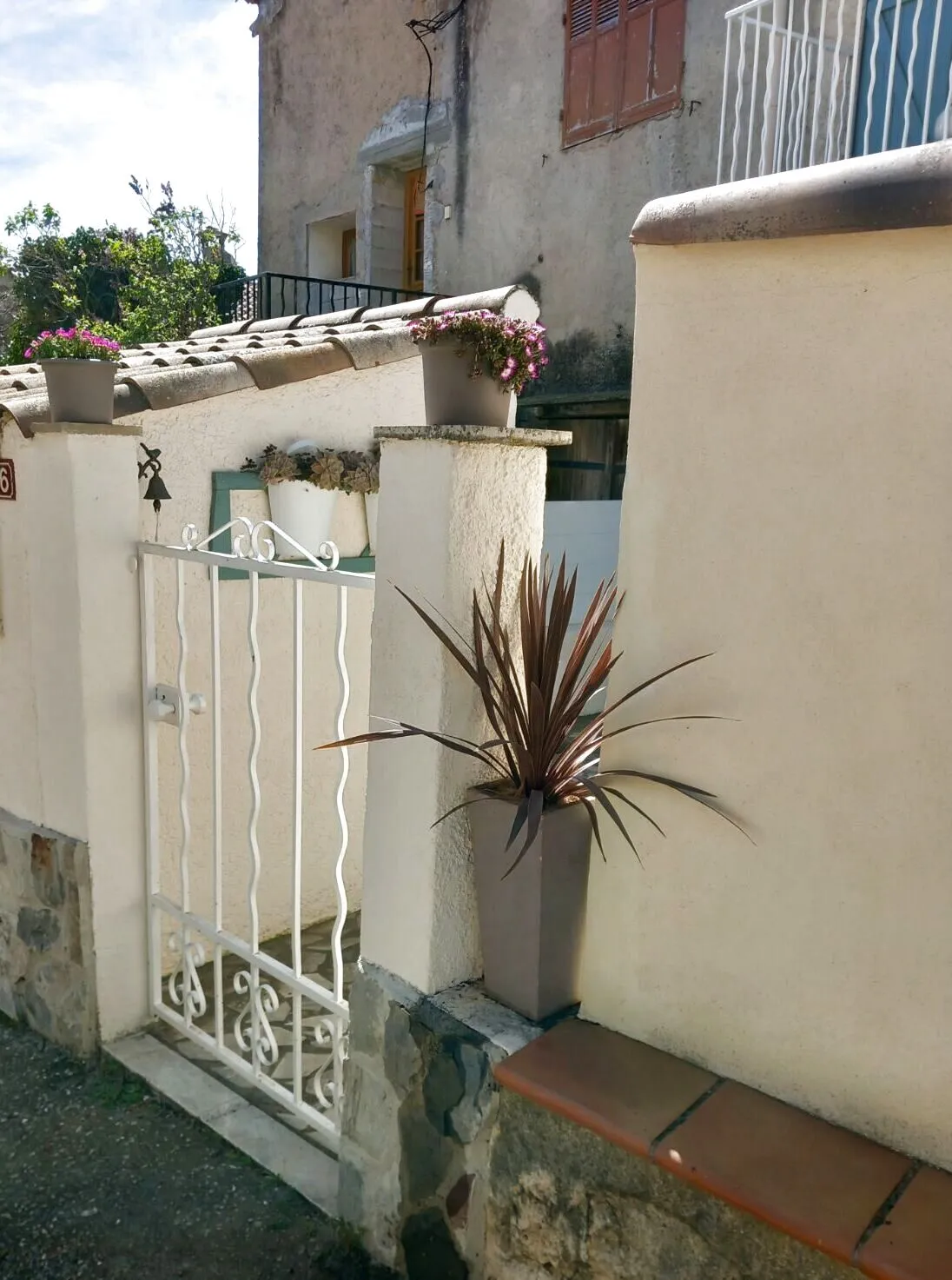 Maison rénovée à Saint Laurent du Verdon avec terrasse et balcon 