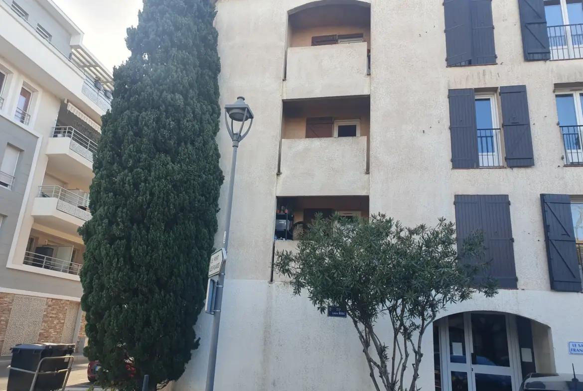 Appartement F3 avec parking à La Londe-les-Maures 