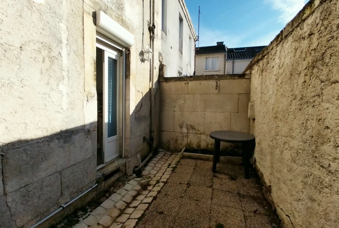 Studio rénové à vendre à Périgueux avec terrasse privative 