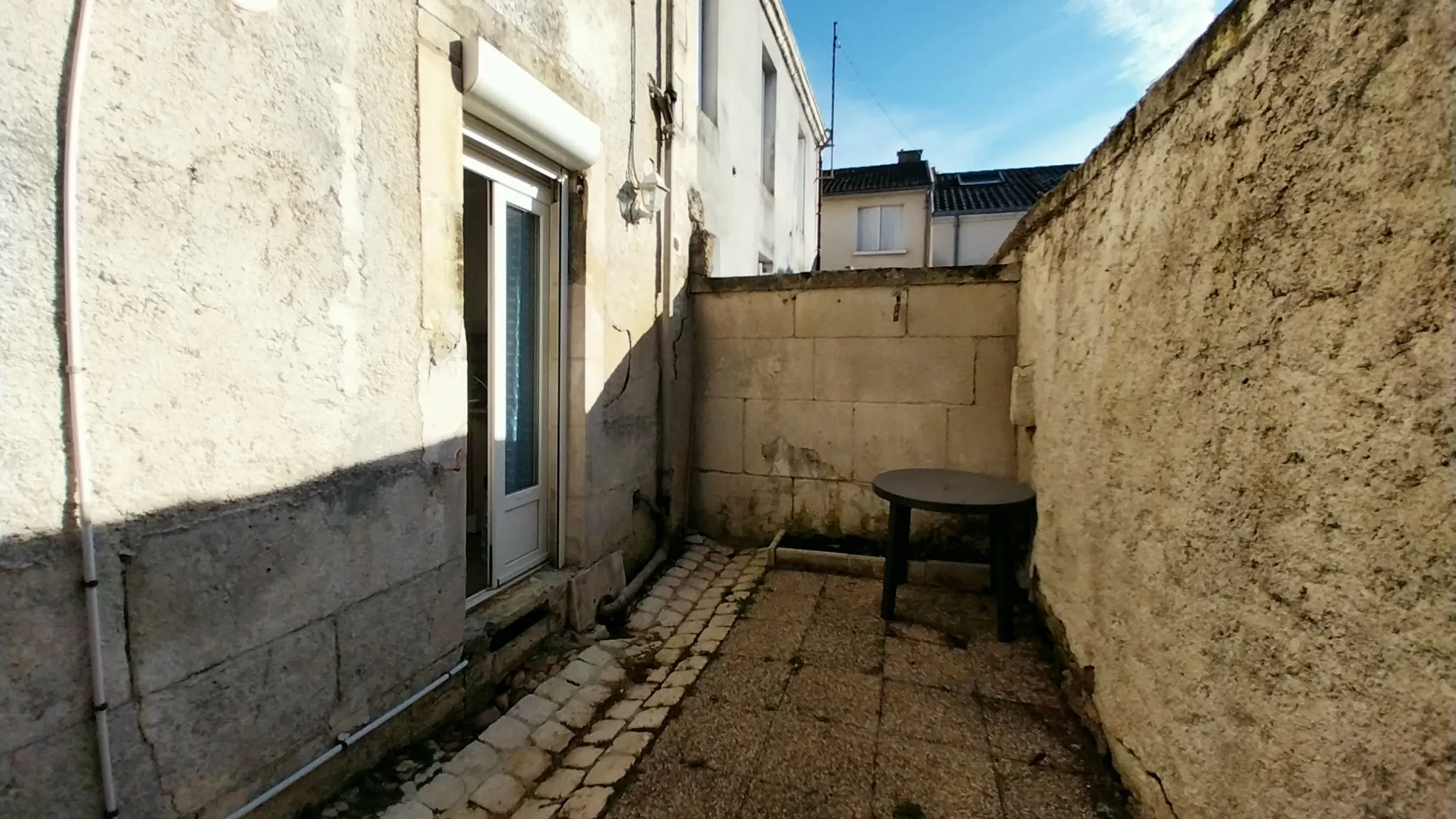 Studio rénové à vendre à Périgueux avec terrasse privative 