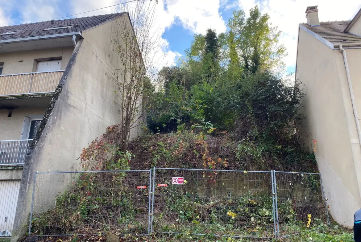 Terrain constructible de 450 m² à Osny - 135 000 € 