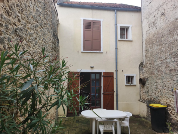 À vendre : Maison de ville charmante avec cour à Dourdan