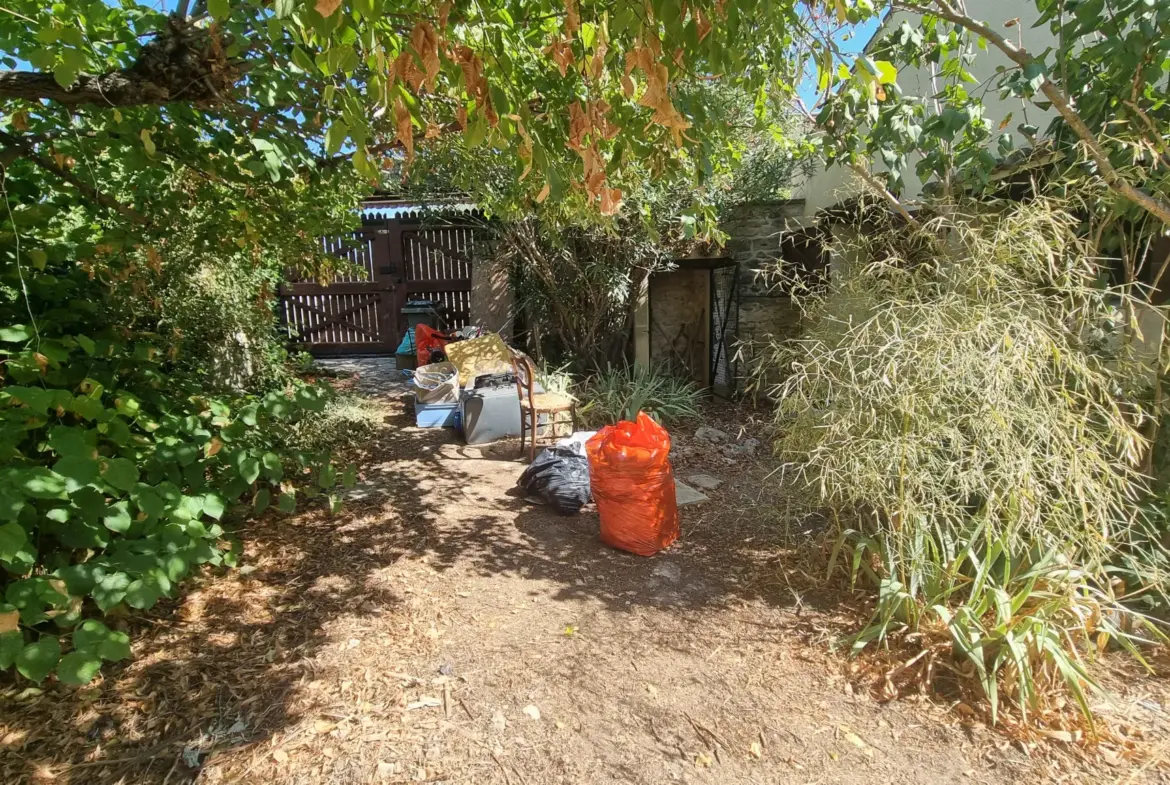 Maison de village à vendre à Aujargues avec jardin et terrasse 