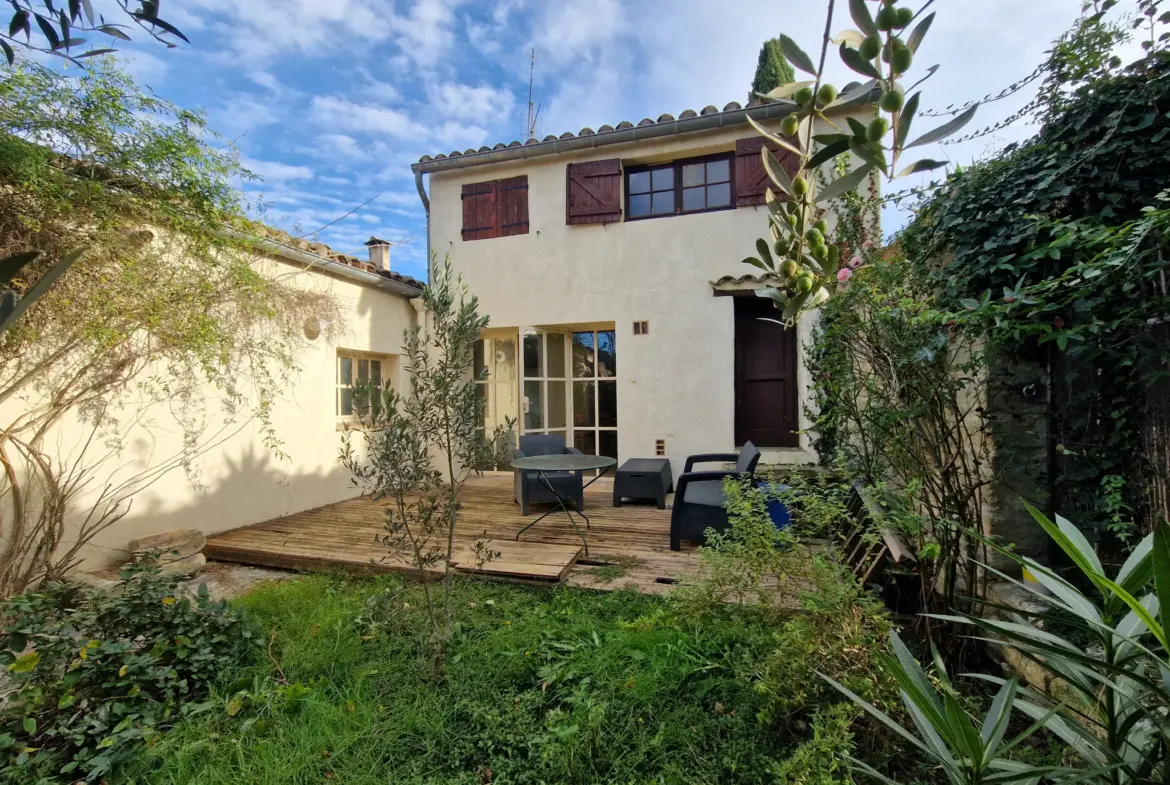 Maison de village à vendre à Aujargues avec jardin et terrasse 