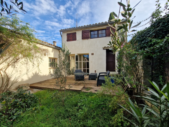 Maison de village à vendre à Aujargues avec jardin et terrasse