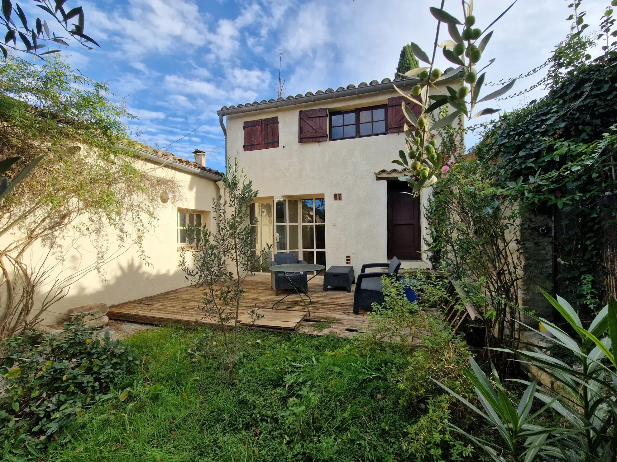 Maison de village à vendre à Aujargues avec jardin et terrasse 