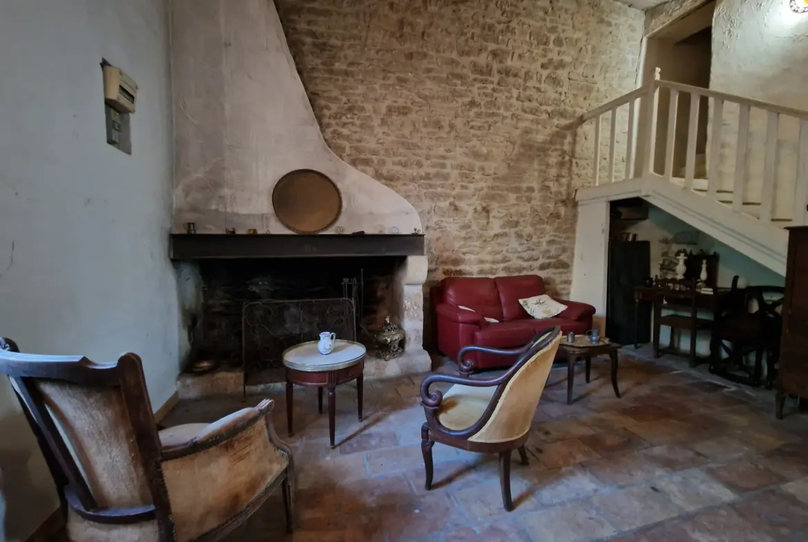 Maison de village à vendre à Aujargues avec jardin et terrasse 