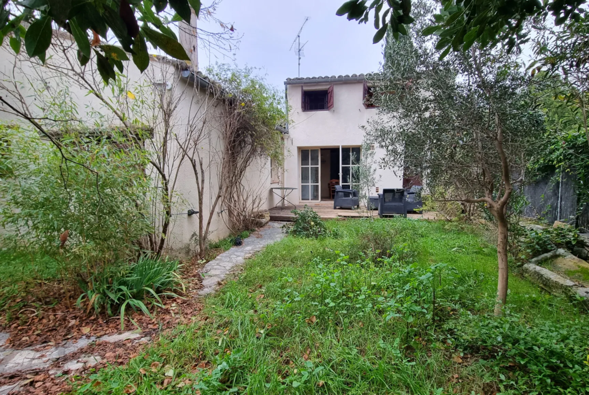 Maison de village à vendre à Aujargues avec jardin et terrasse 