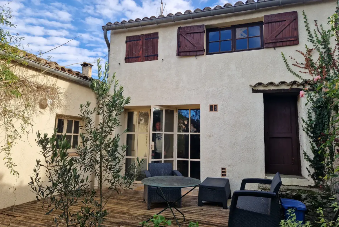 Maison de village à vendre à Aujargues avec jardin et terrasse 