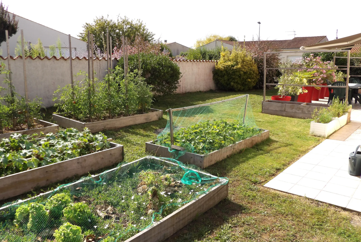 Pavillon T4 de plain-pied à Saint-Savinien avec jardin et garage 