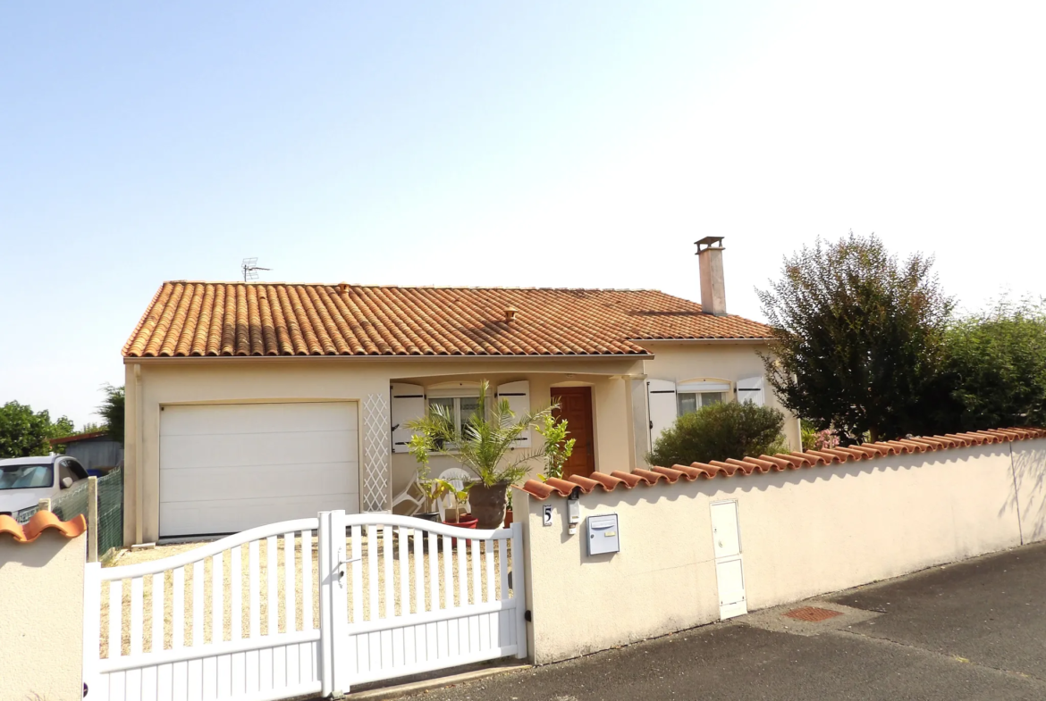 Pavillon T4 de plain-pied à Saint-Savinien avec jardin et garage 