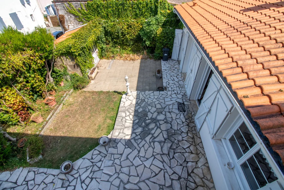 Maison à rénover à Crazannes avec jardin, 3-4 chambres 