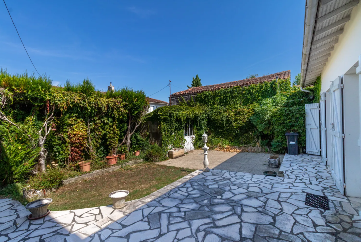 Maison à rénover à Crazannes avec jardin, 3-4 chambres 