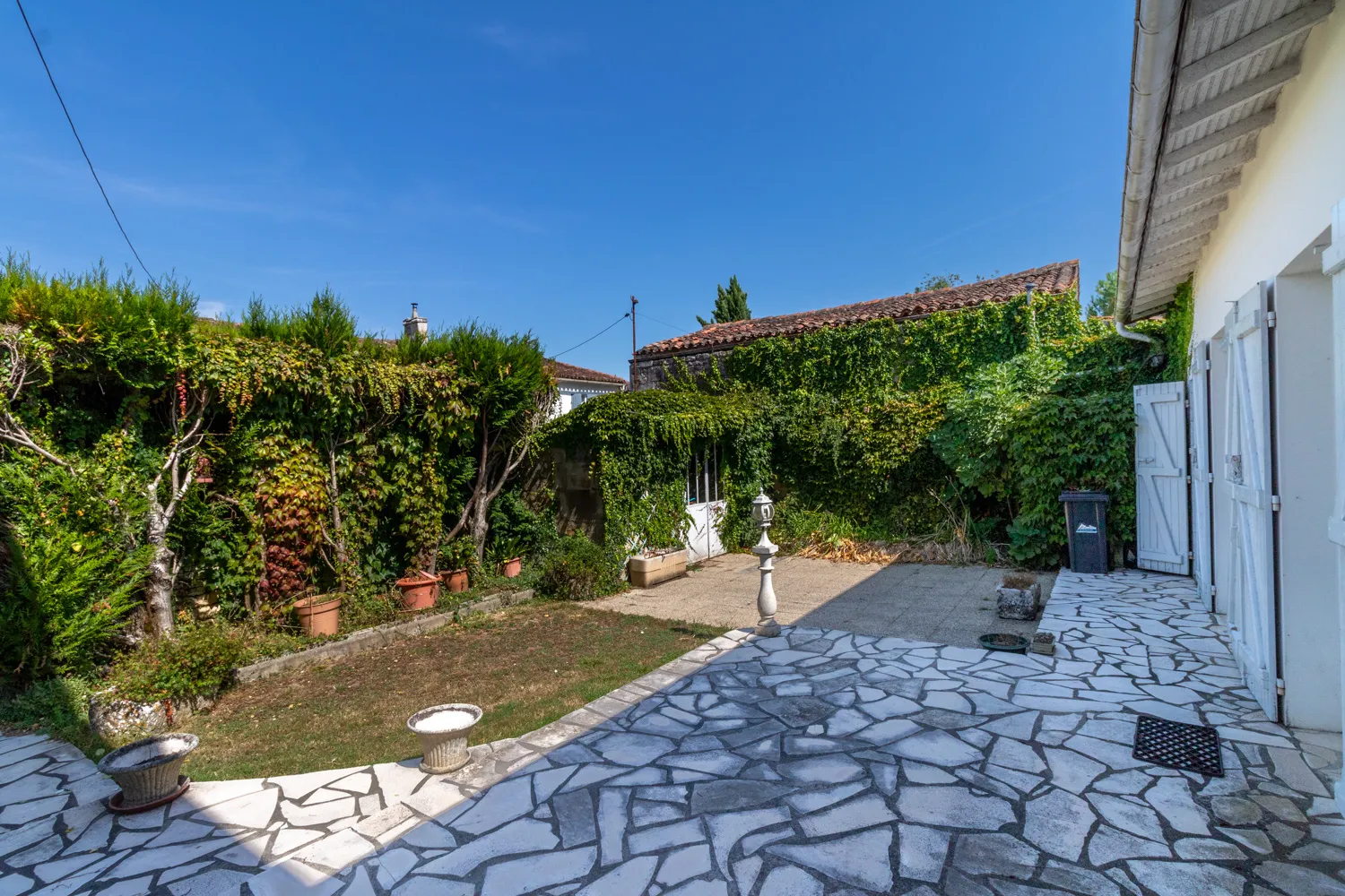 Maison à rénover à Crazannes avec jardin, 3-4 chambres 