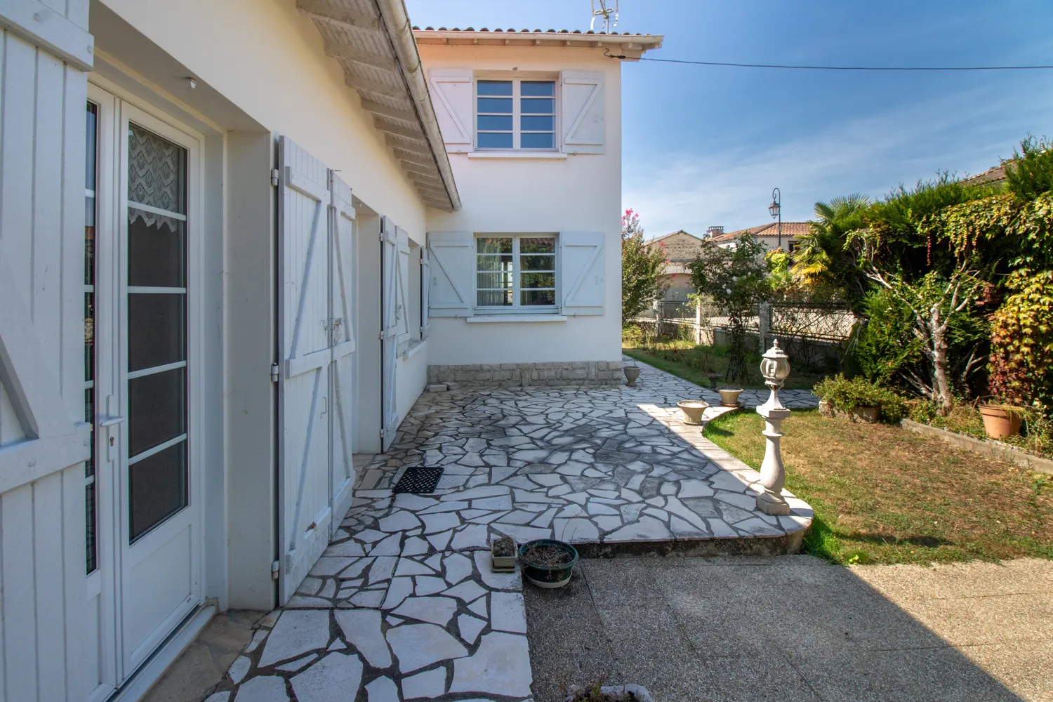 Maison à rénover à Crazannes avec jardin, 3-4 chambres 