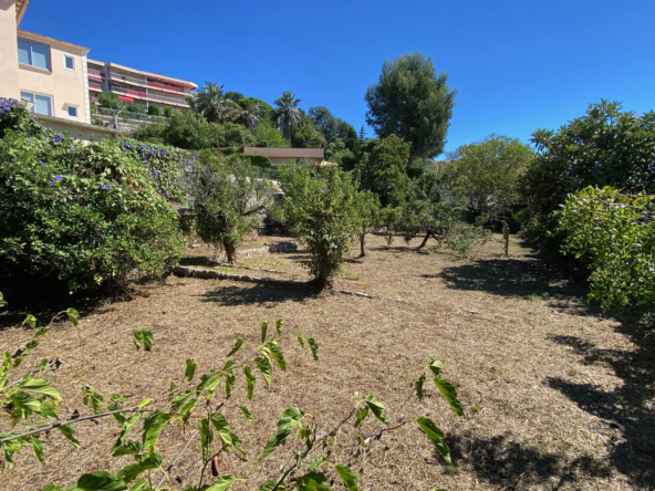 Rare Terrain à Bâtir de 608 m² à CANNES LA BOCCA