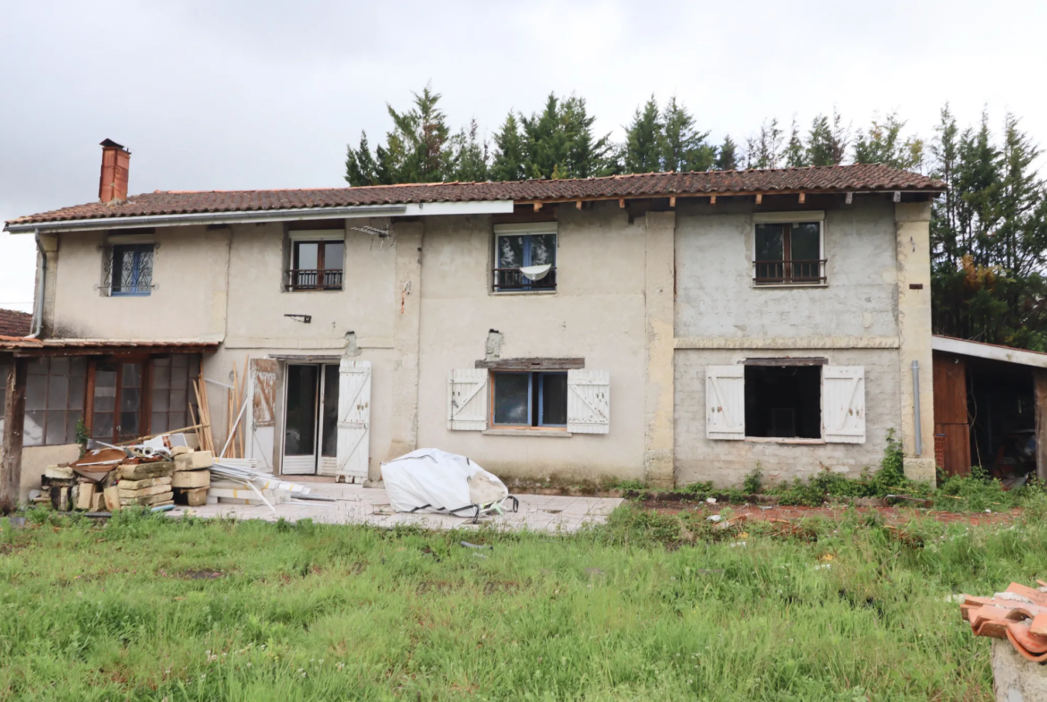 Maison spacieuse à rénover, entre Bordeaux et la côte royannaise 