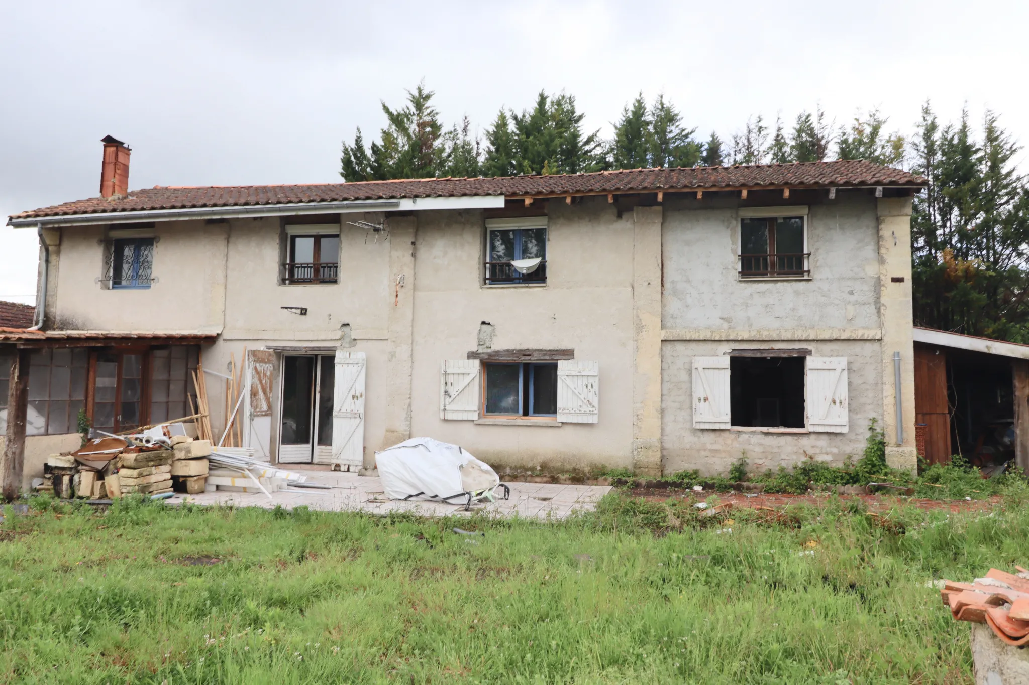 Maison spacieuse à rénover, entre Bordeaux et la côte royannaise 