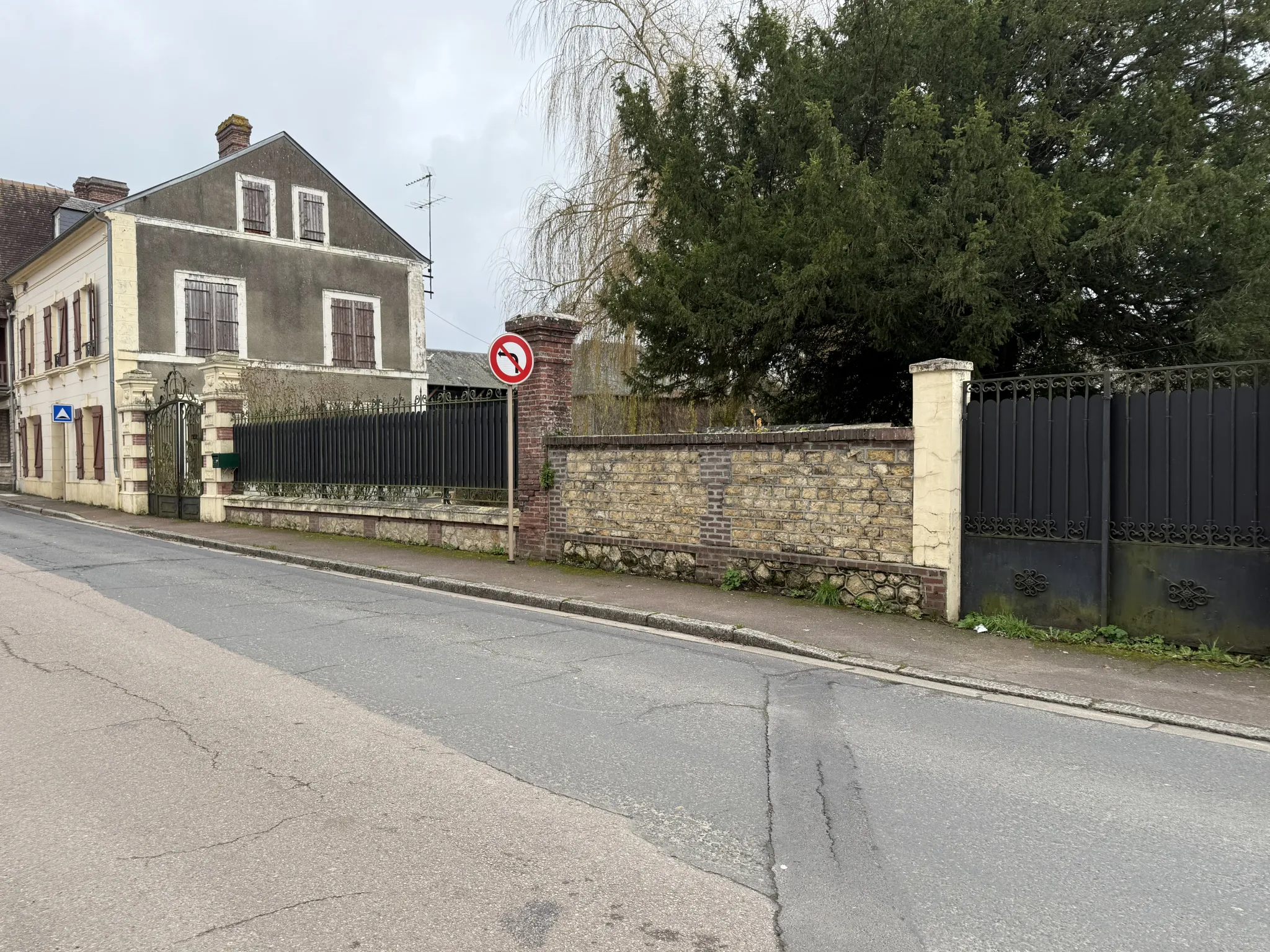 Maison familiale spacieuse à Livarot avec terrain arboré de 1200 m² 