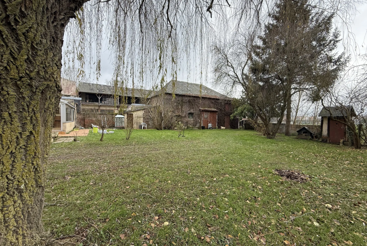 Maison familiale spacieuse à Livarot avec terrain arboré de 1200 m² 