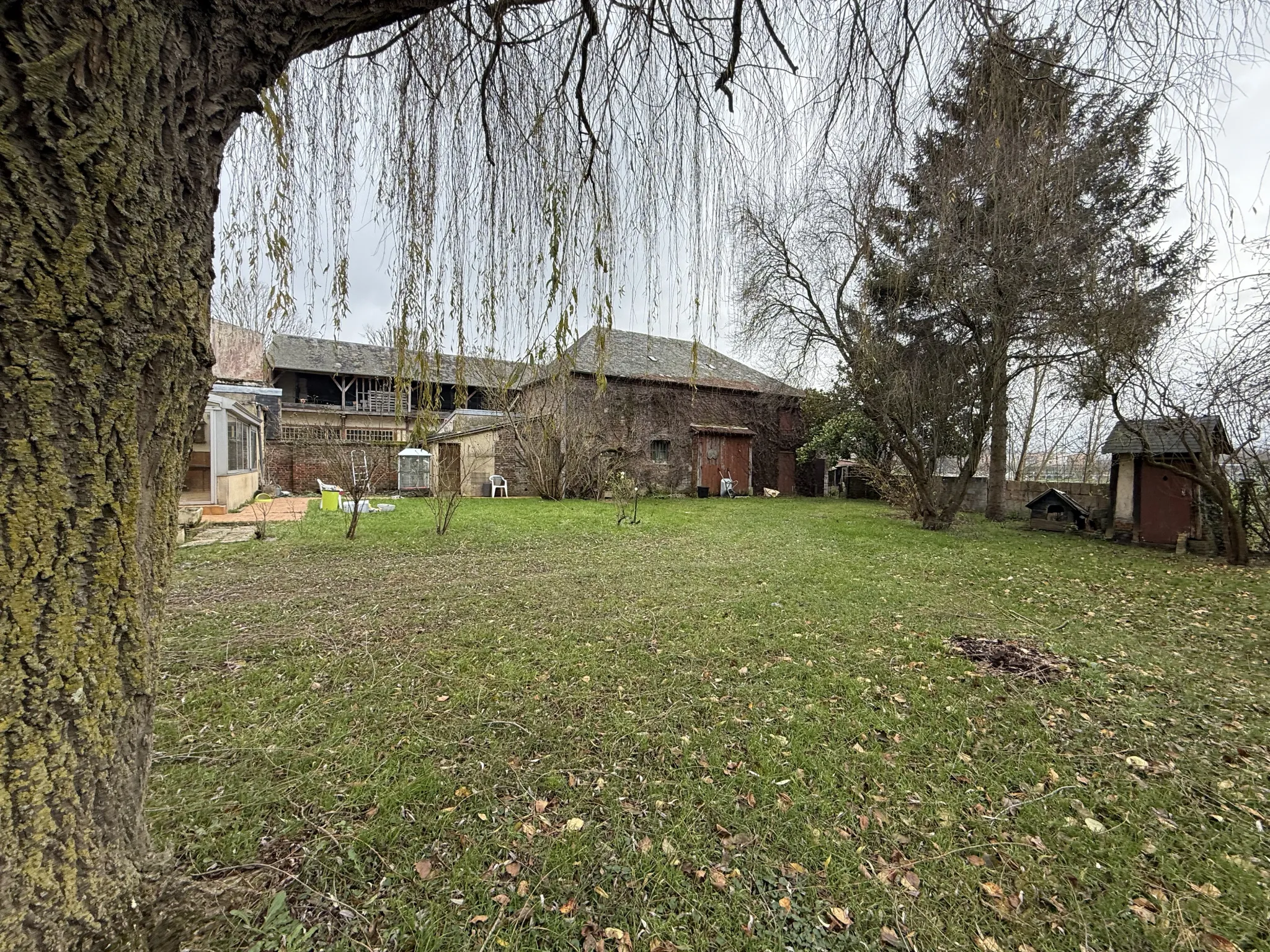 Maison familiale spacieuse à Livarot avec terrain arboré de 1200 m² 