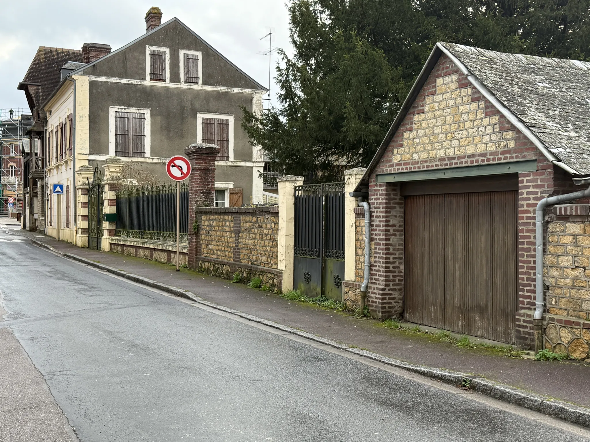 Maison familiale spacieuse à Livarot avec terrain arboré de 1200 m² 