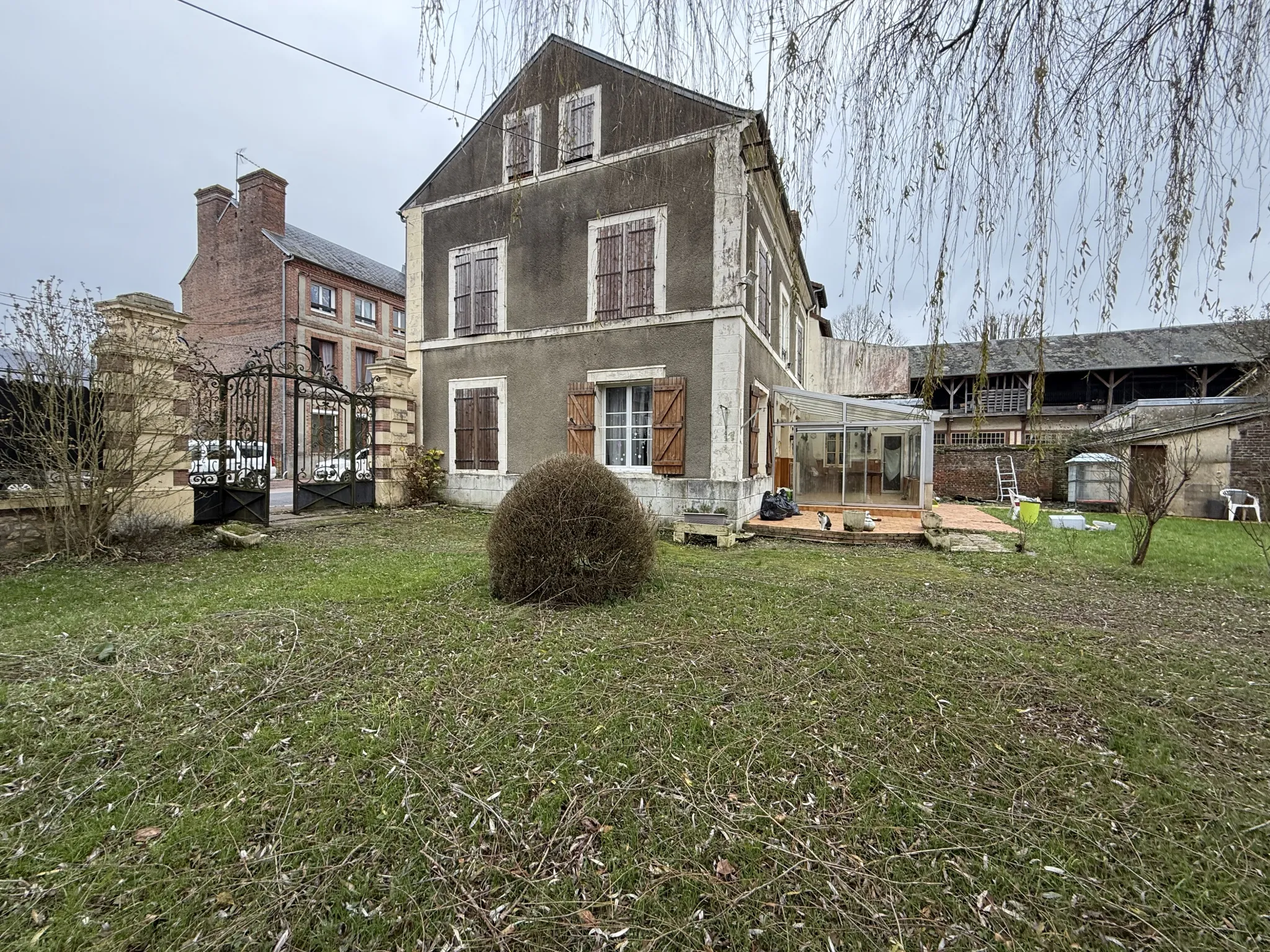 Maison familiale spacieuse à Livarot avec terrain arboré de 1200 m² 