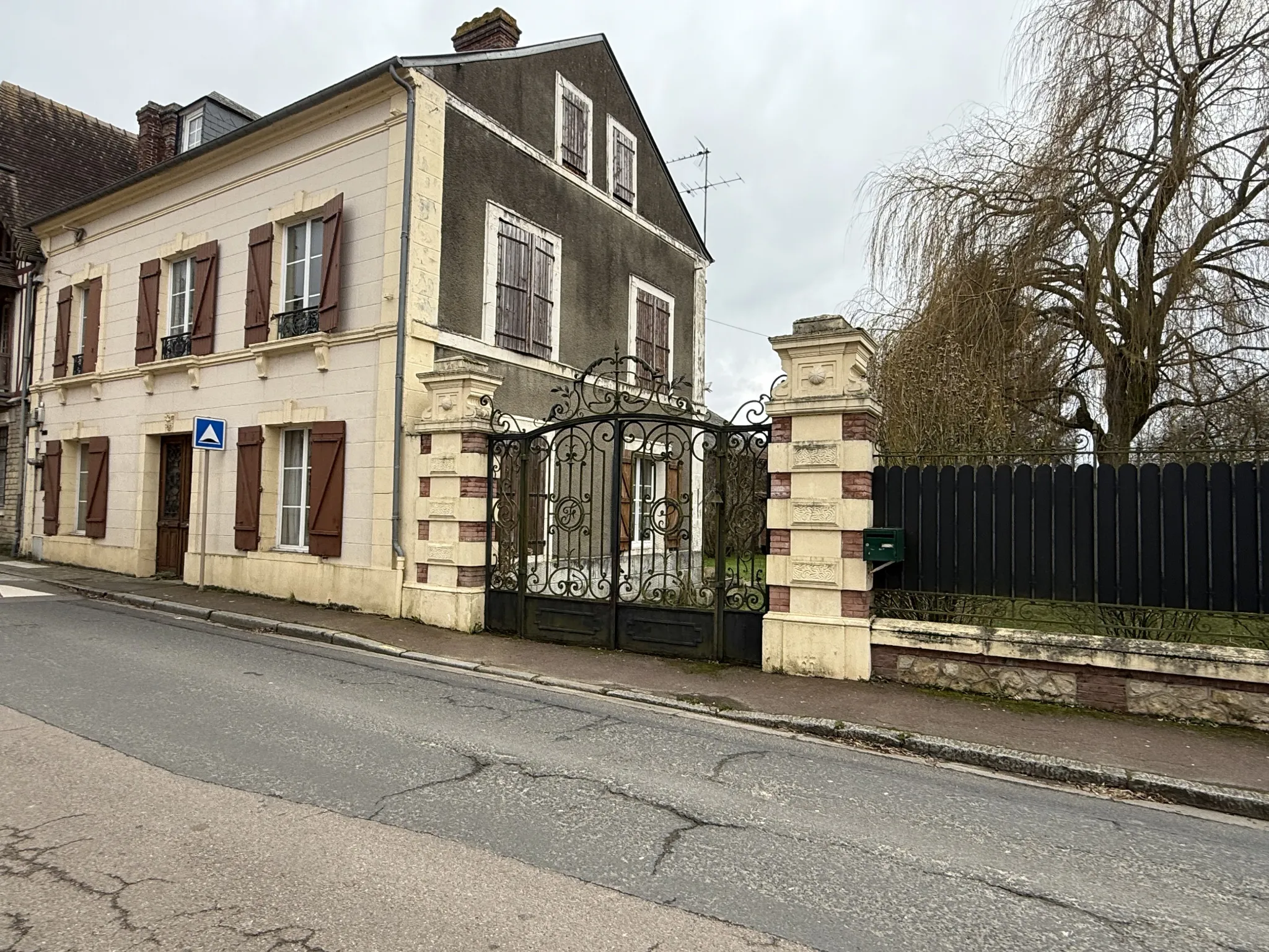 Maison familiale spacieuse à Livarot avec terrain arboré de 1200 m² 