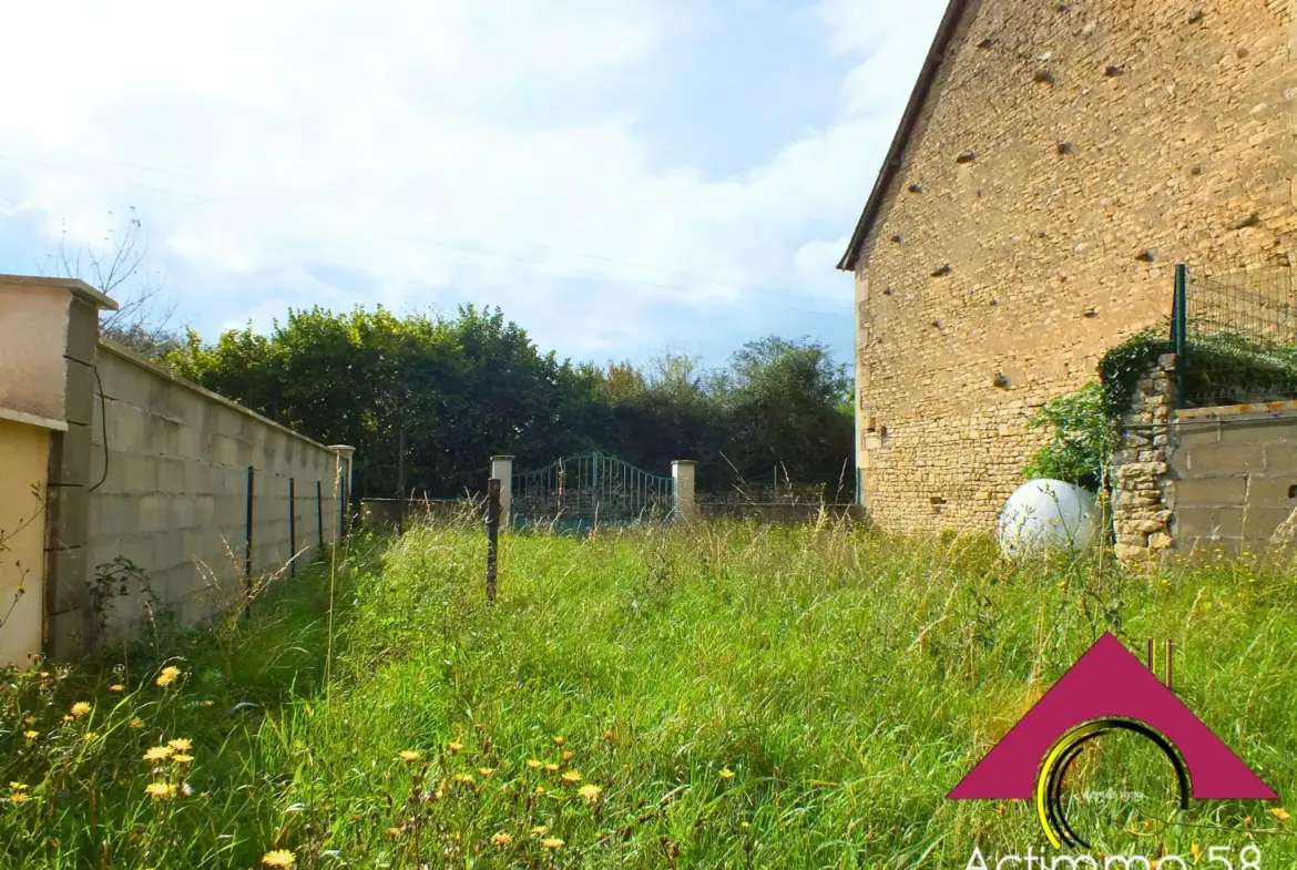 Maison à rénover avec jardin à Nérondes, près des commerces 