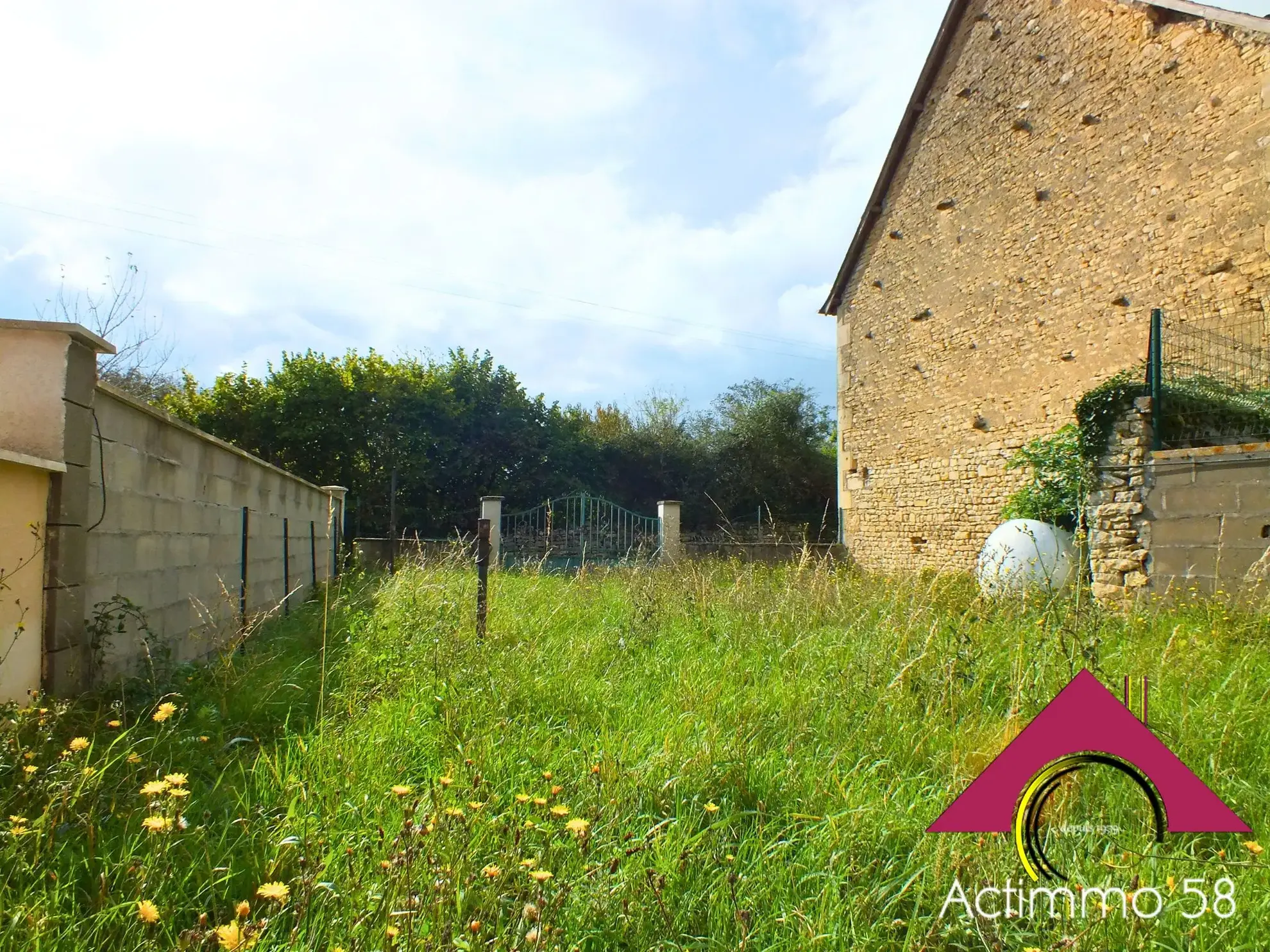 Maison à rénover avec jardin à Nérondes, près des commerces 