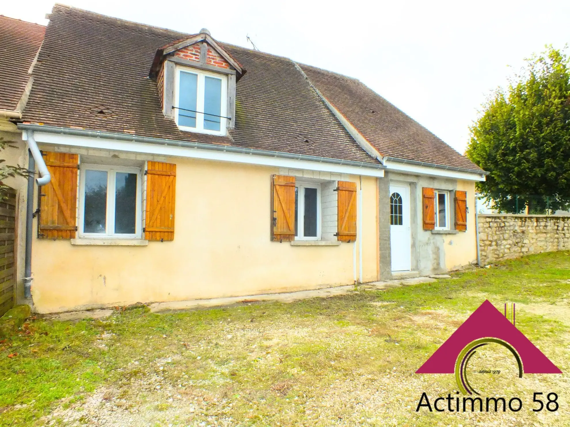 Maison à rénover avec jardin à Nérondes, près des commerces 