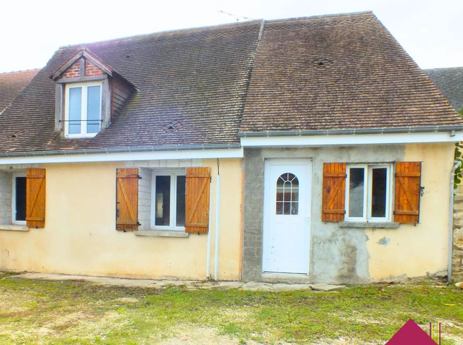 Maison à rénover avec jardin à Nérondes, près des commerces 