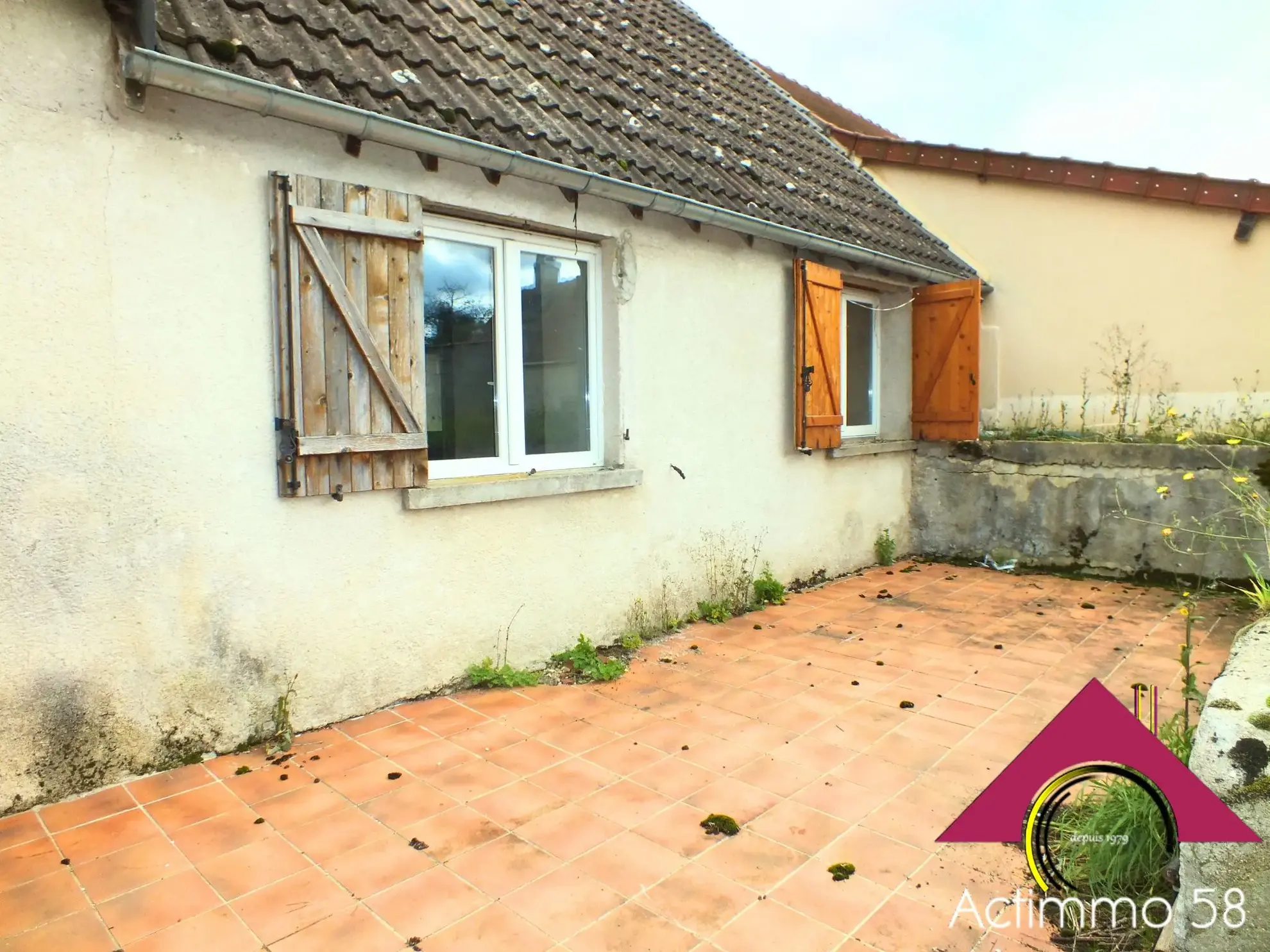 Maison à rénover avec jardin à Nérondes, près des commerces 