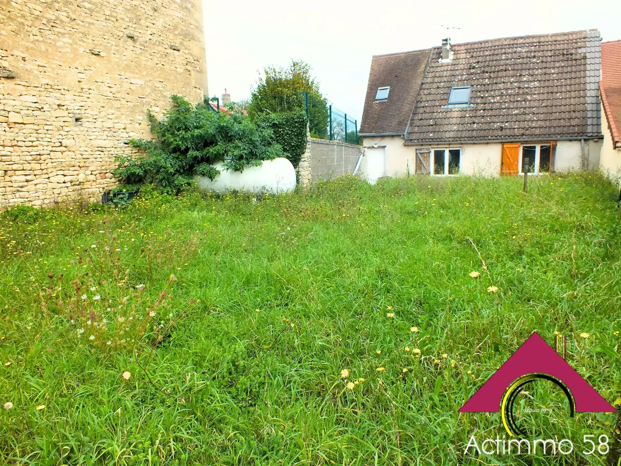 Maison à rénover avec jardin à Nérondes, près des commerces 