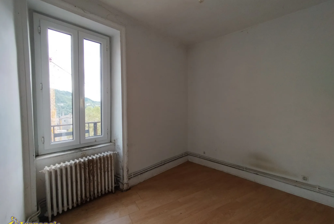 À vendre : Immeuble à Thiers avec 5 appartements et garage 