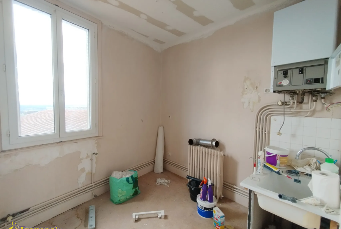 À vendre : Immeuble à Thiers avec 5 appartements et garage 