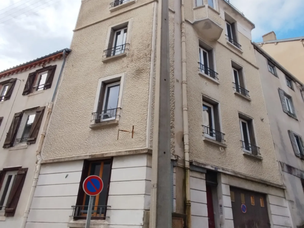 À vendre : Immeuble à Thiers avec 5 appartements et garage