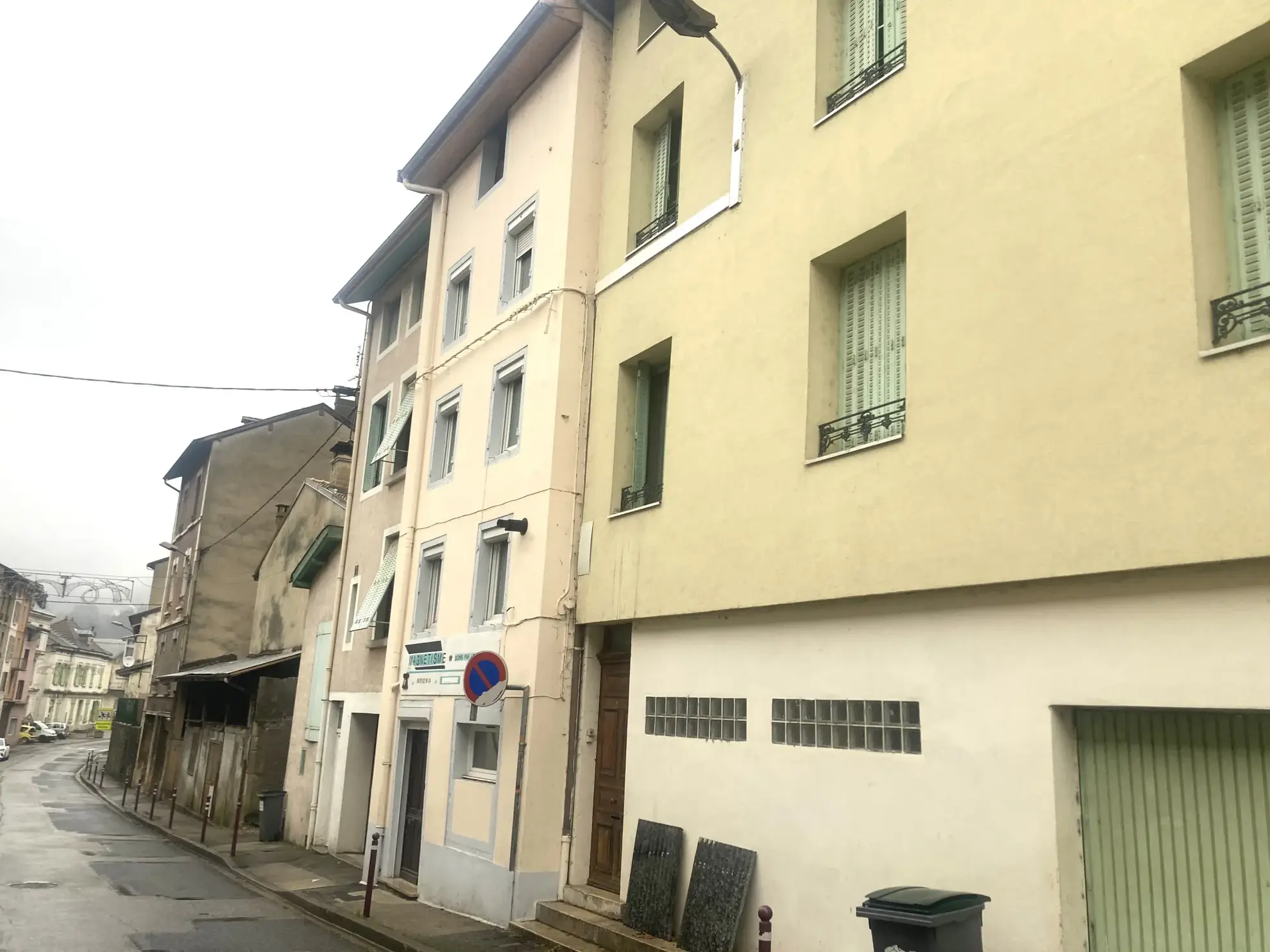 Maison de Ville à Tenay avec Terrasse et Garage 