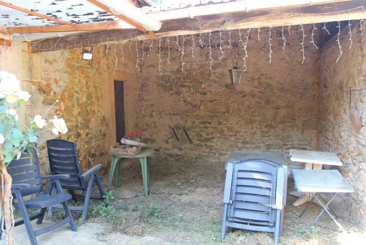 Maison de village à Saint Desiré sur terrain de 2500 m2 